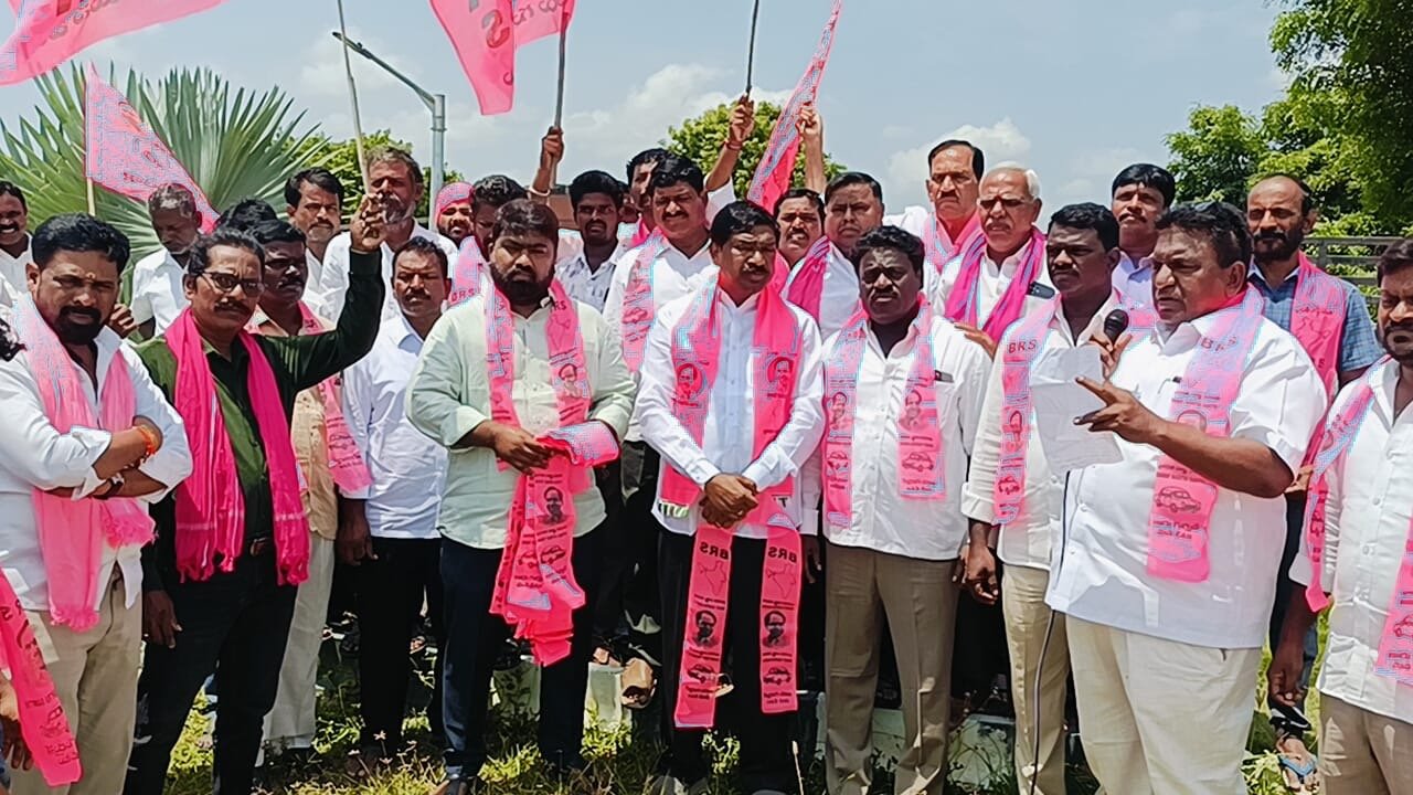 కాంగ్రెస్‌కు షాక్‌.. బీఆర్ఎస్‌లో చేరిన 50 మంది నాయకులు, కార్యకర్తలు - Additional Image