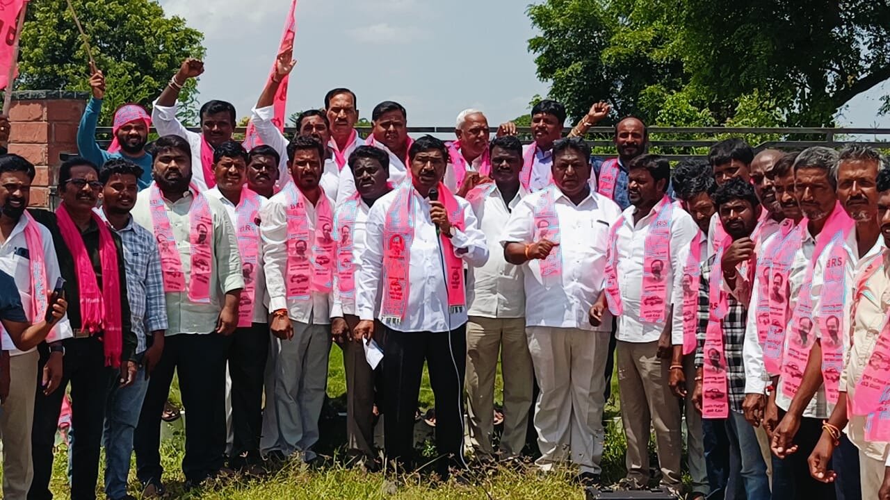 కాంగ్రెస్‌కు షాక్‌.. బీఆర్ఎస్‌లో చేరిన 50 మంది నాయకులు, కార్యకర్తలు - Additional Image