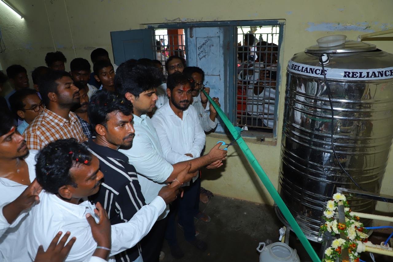     కురవి జెడ్పీ హైస్కూల్‌లో ఆదిత్య సందడి.. విద్యార్థులతో సహపంక్తి భోజనం - Additional Image
