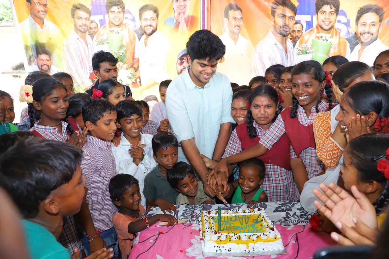    కురవి జెడ్పీ హైస్కూల్‌లో ఆదిత్య సందడి.. విద్యార్థులతో సహపంక్తి భోజనం - Additional Image