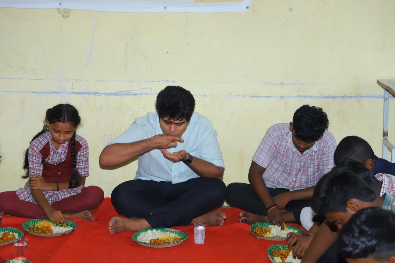     కురవి జెడ్పీ హైస్కూల్‌లో ఆదిత్య సందడి.. విద్యార్థులతో సహపంక్తి భోజనం - Additional Image