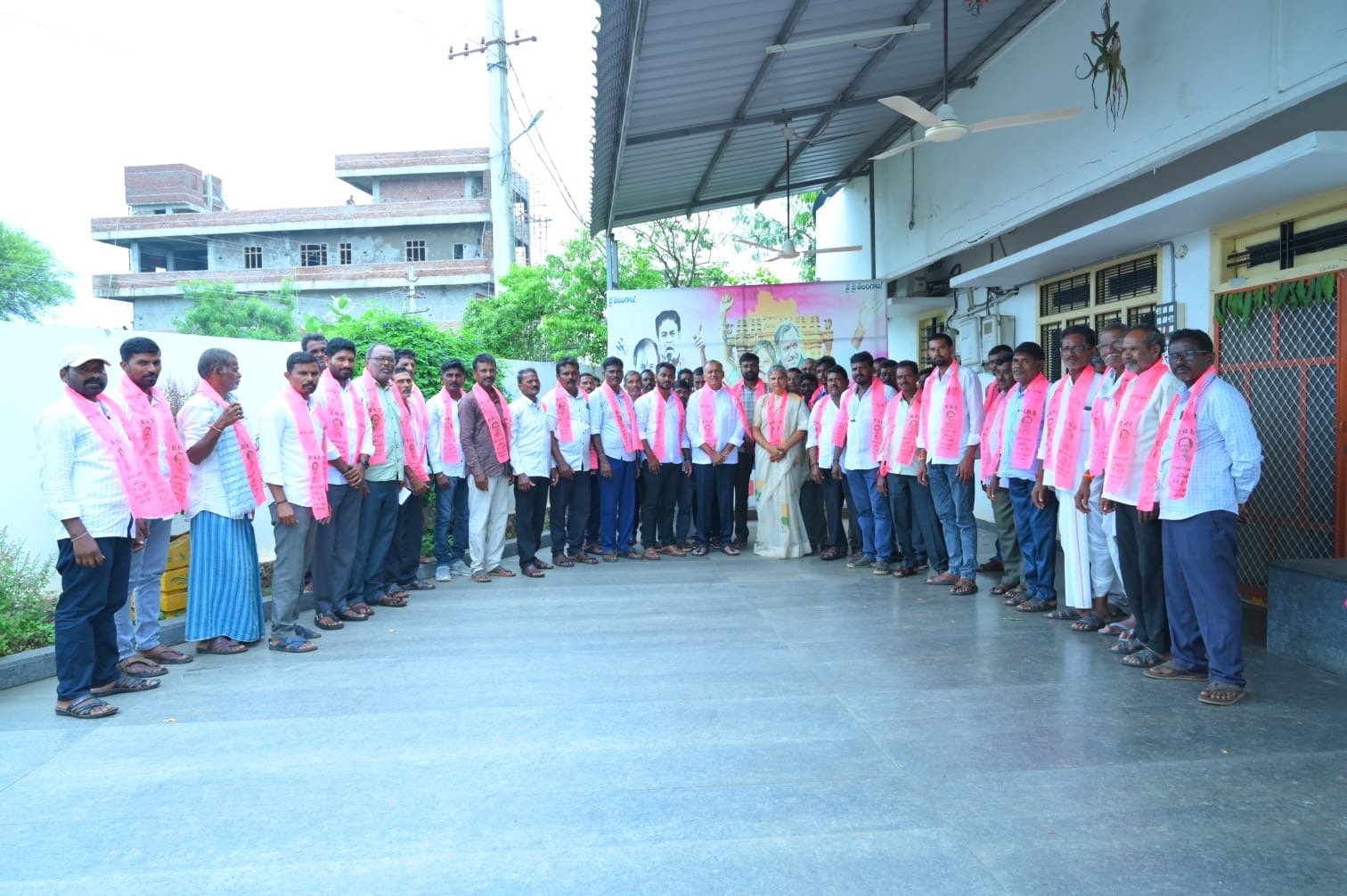కాంగ్రెస్‌కు భారీ షాక్.. బీఆర్ఎస్‌లోకి 100 మంది