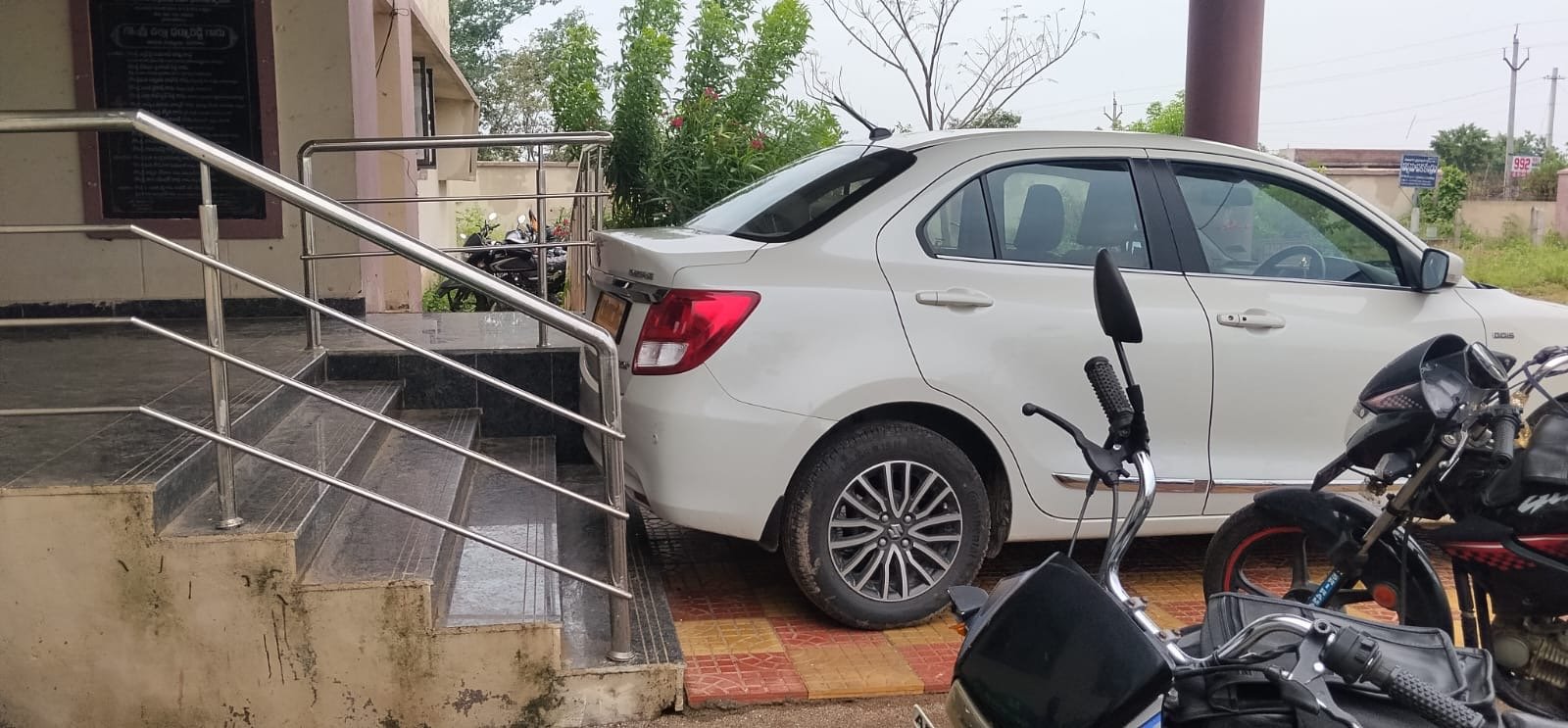 ఎంఆర్‌ఓ కారు పార్కింగ్‌తో ప్రజలకు ఇబ్బందులు? - Additional Image